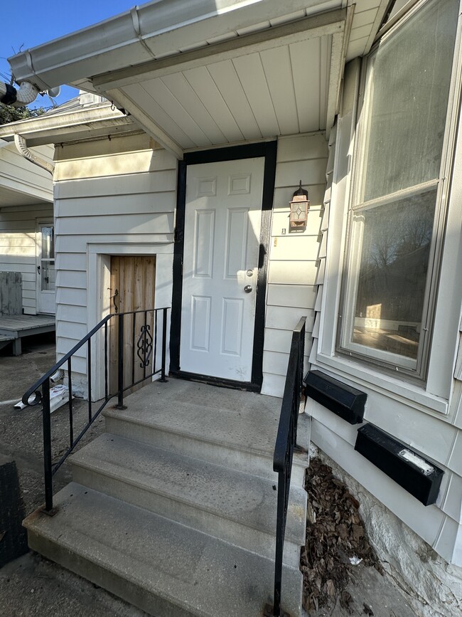 Private Entrance - 316 W Sycamore St Apartments Unit B