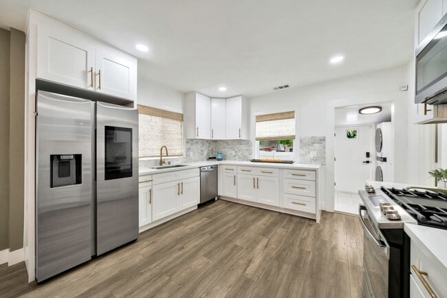 Photo - 1026 W 3rd St Casa