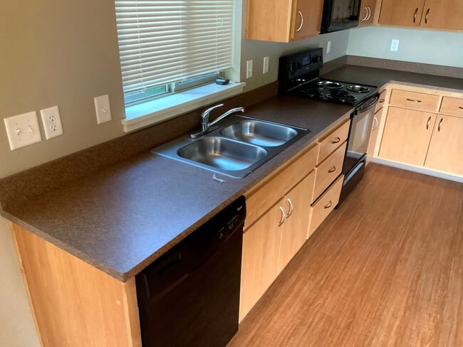 Photo - 2 Bedroom, 2 Bath Close to U of O campus on 14th & Patterson Unit 585 E 14th Ave #5