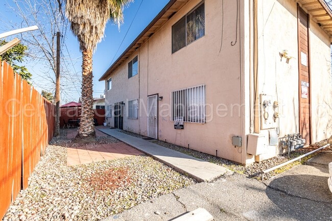 Building Photo - 617 30th St Unit Apt B