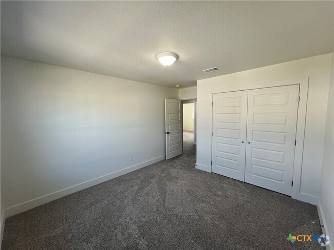 Building Photo - 1810 Royal Loop Rental