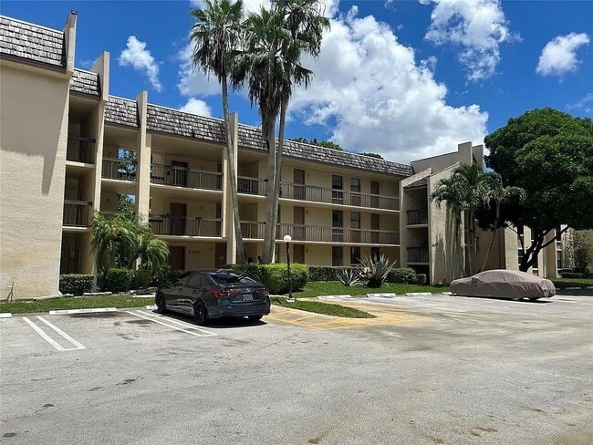 Building Photo - 8433 Forest Hills Dr Unit 205