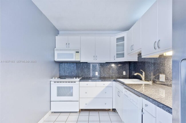 Building Photo - 20379 W Country Club Dr Unit Victoria