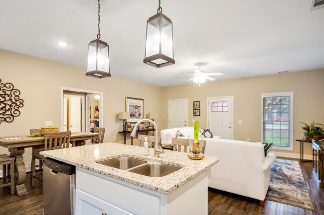 Photo - 211 Silverthorn Dr