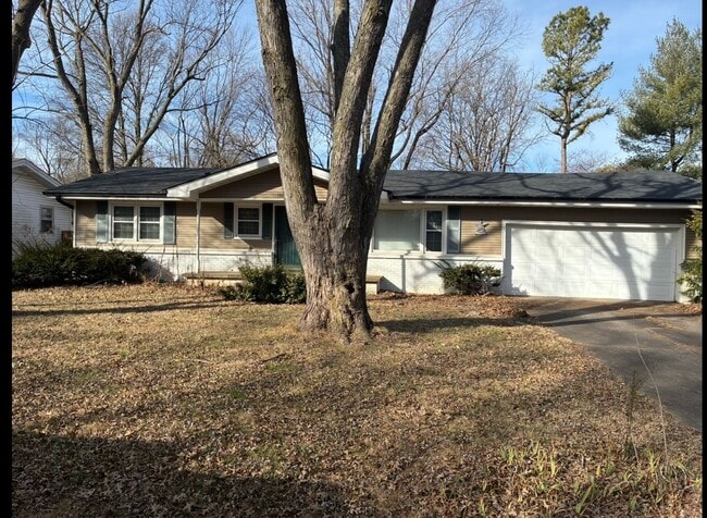 Building Photo - Very spacious 4 bedroom, 2 bath home in Kickapoo Schools! This will go fast!