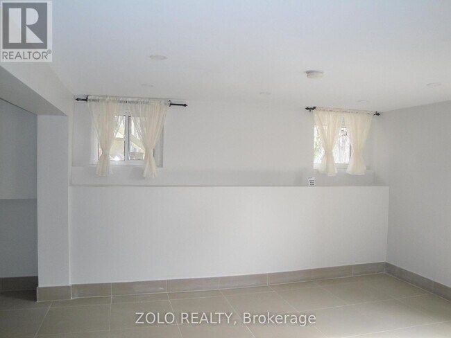 Photo - 388 Centre St