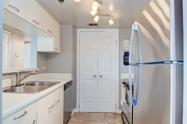 Building Photo - 3525 Sage Rd Unit 808