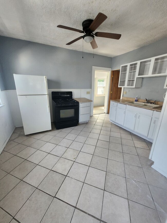 Upper 2 bedroom unit with all utilities in... - Upper 2 bedroom unit with all utilities in... Apartamento Unidad 421 W 16th #2