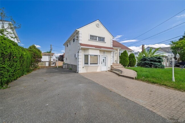 Photo - 561 Woodbury Rd