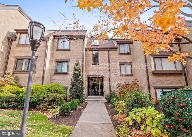 Building Photo - 1633 Parkcrest Cir Unit 100