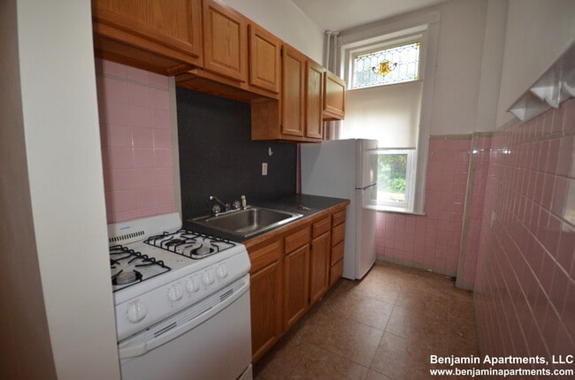 Building Photo - 1812 Beacon St Unit 2