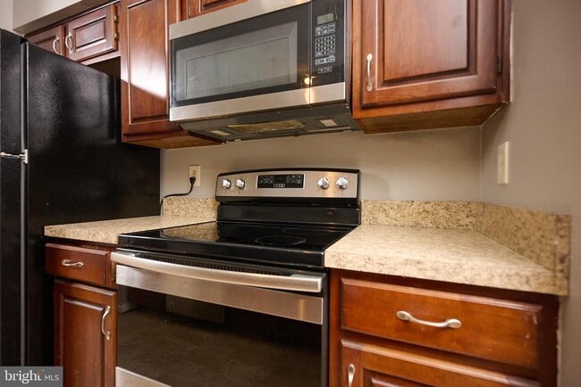 Building Photo - 1492 Greenbriar Cir Unit 1-1492 Rental