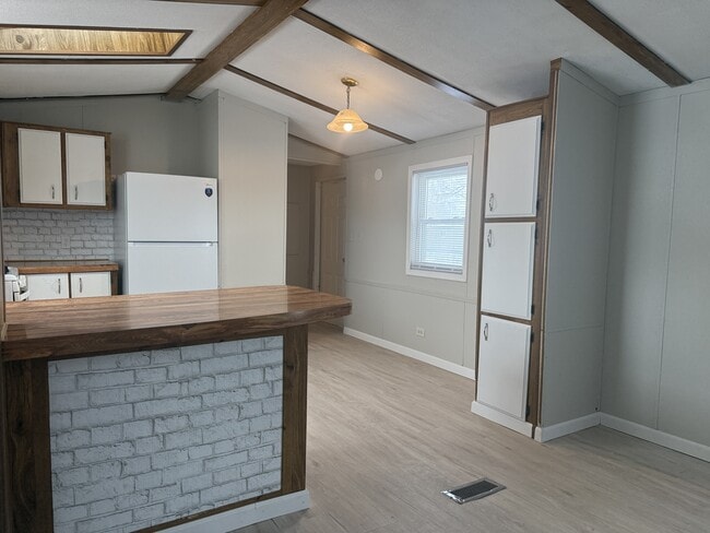 Building Photo - 913 Elm St