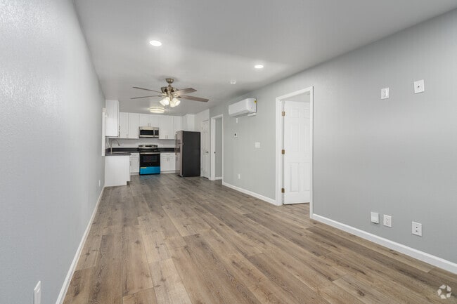 2BR, 2BA - 780SF - Living Room