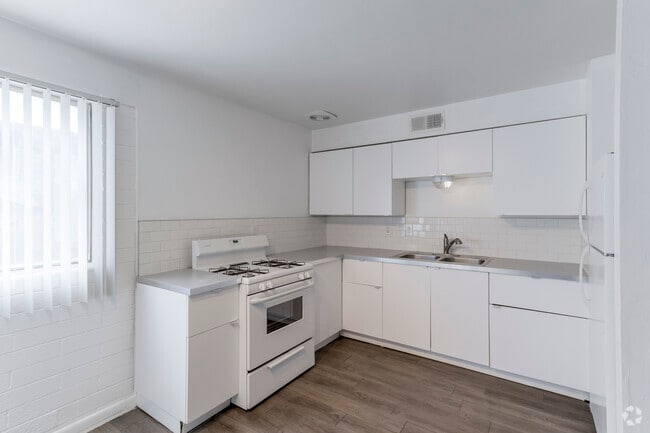 2BR, 2BA - 910SF - Kitchen - U Apartments @ Melrose