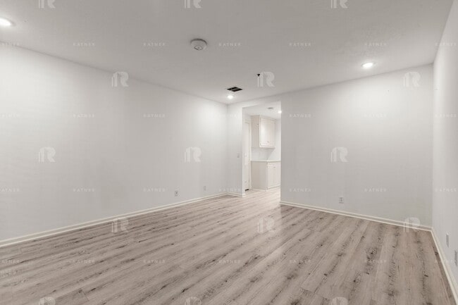 Photo - (Ellie:B) Promenade West – Unit #208 Unit 880 #208