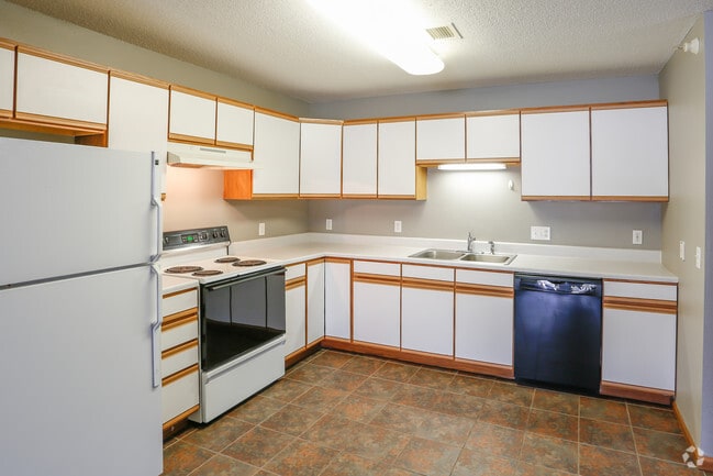 1BR, 1BA - 920 SF