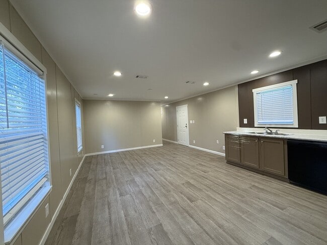 Photo - 118 E Semands St