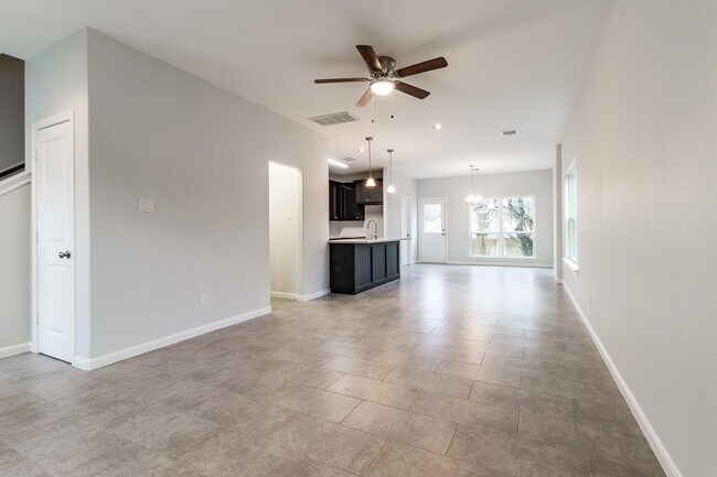 Photo - 710 Barkley St