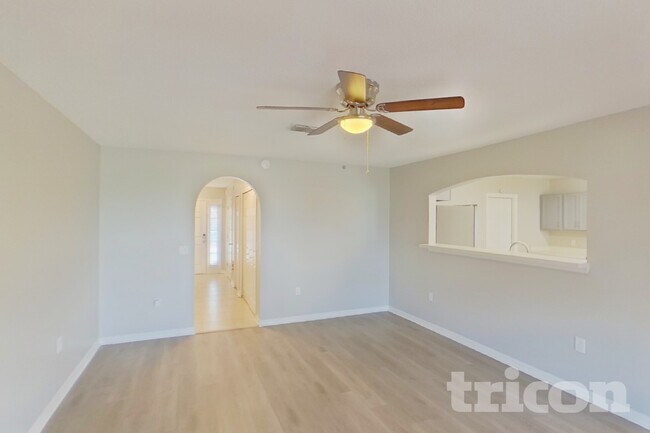 11724 Ivy Flower Loop