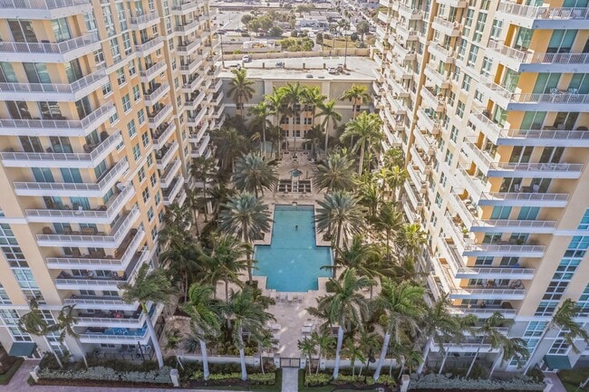 Photo - 100 NE 6th St Unidad 309