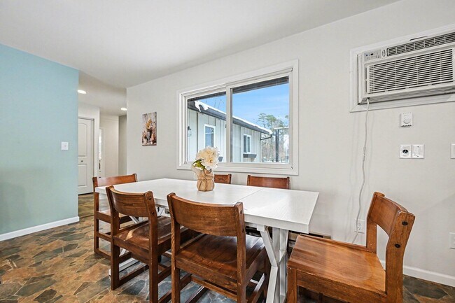 Photo - 325 W Delhi Rd