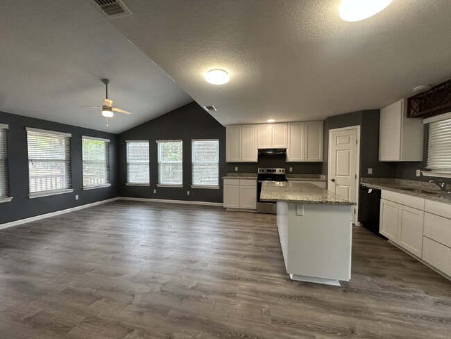 Photo - 3-bedroom, 2-bath home nestled in the Rolling Hills subdivision in Canyon Lake