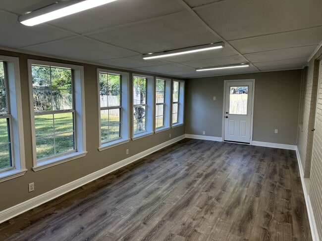 Photo - 212 Hazelnut St