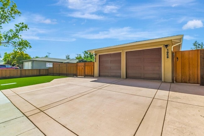 Photo - 1958 Woodside Rd