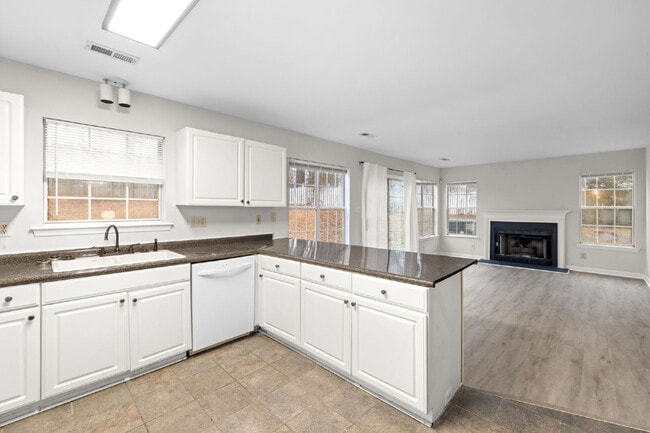 Photo - Experience a comfortable 3-bedroom, 3-bathroom single-family house.