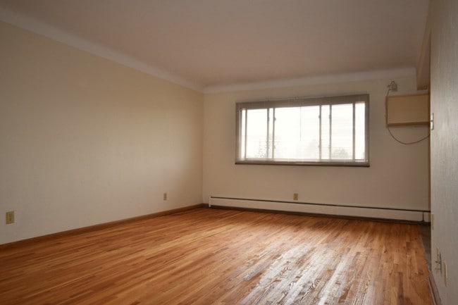 Photo - Mount Curve Apartments