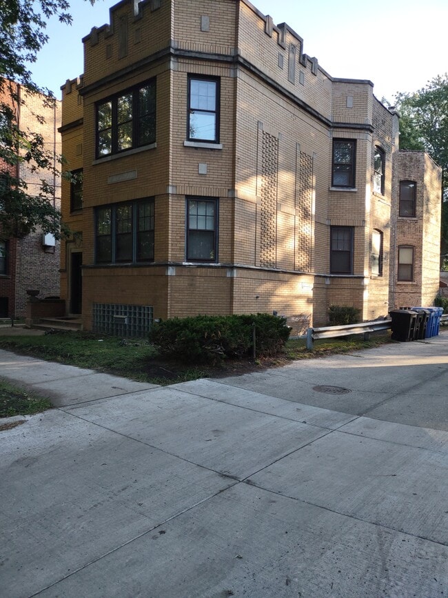Building Photo - 7219 N Wolcott Ave Unit 1