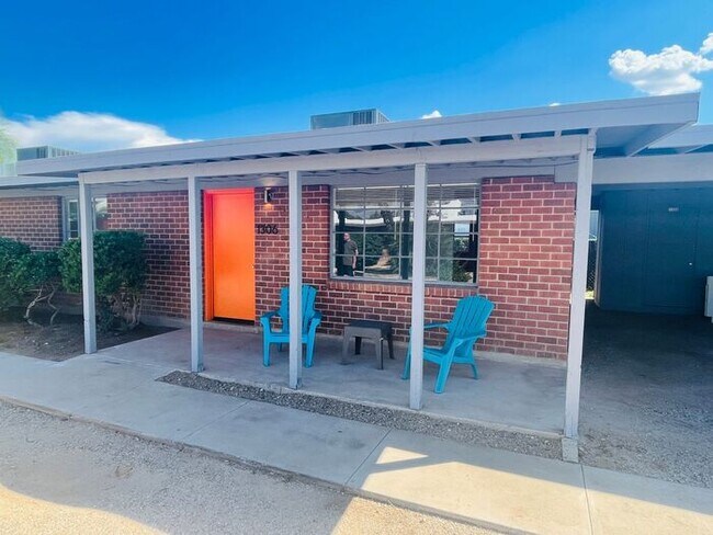 Building Photo - Fully Remodeled 2 Bed / 1 Bath Unit in Cen... Rental