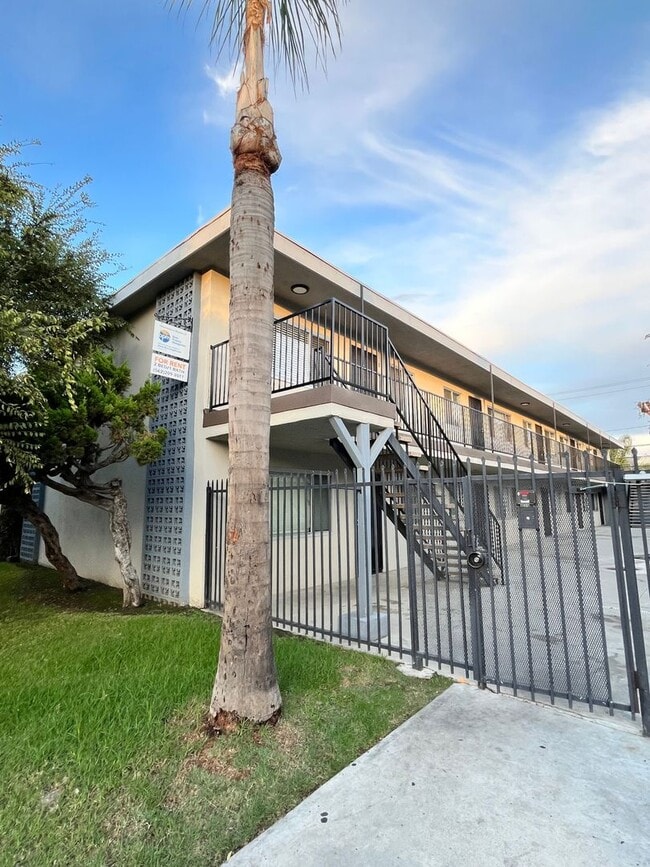 Building Photo - SPACIOUS 2 BEDROOM 1 BATH UPSTAIRS WITH 1 SHARED PARKING SPACE INCLUDED Unit 1604-06