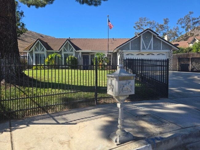 Building Photo - Nice Single Story Home