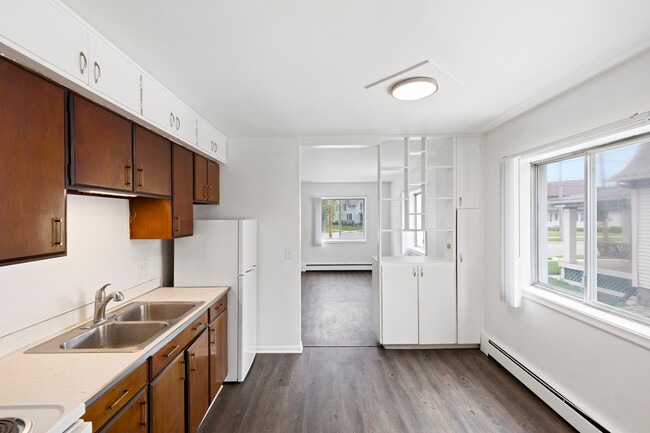 Photo - Colonial Manor