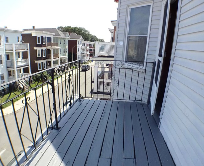 Photo - 102 Saxton St