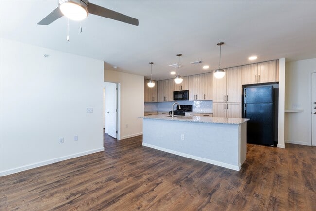 Photo - 1000 E Yager Ln