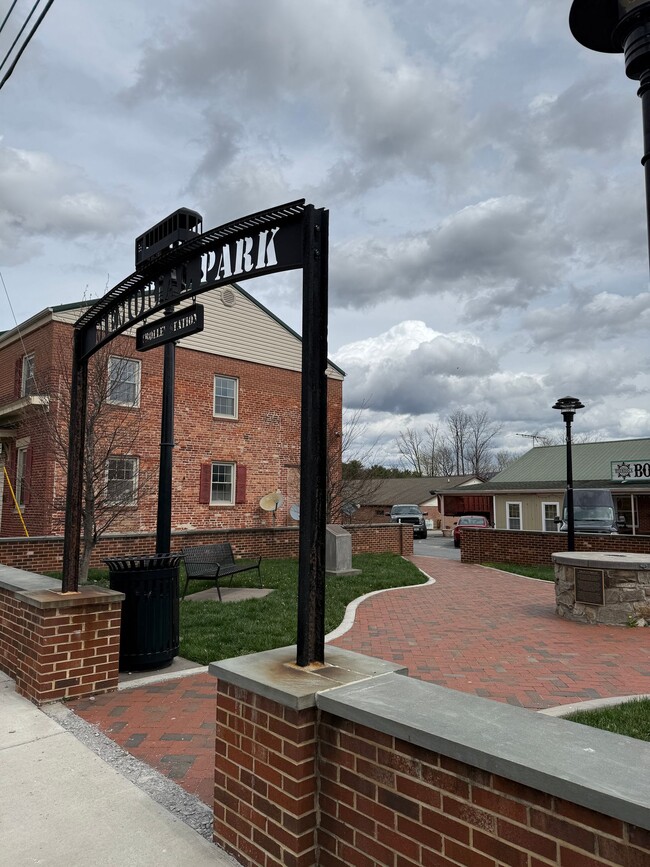 Building Photo - Renovated Apartments on Main Street in Mye... Unit #9