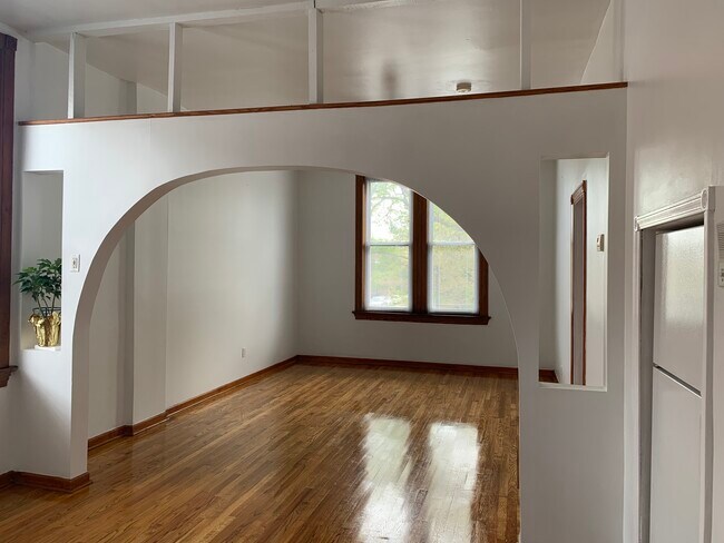 living room - 2500 S Sawyer Ave Unit 2F