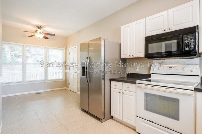 Photo - 1600 Nesfield Pl