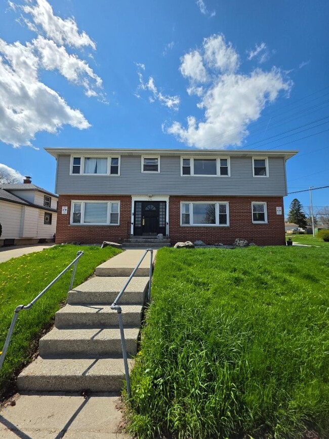 Building Photo - 1711 S 92nd St