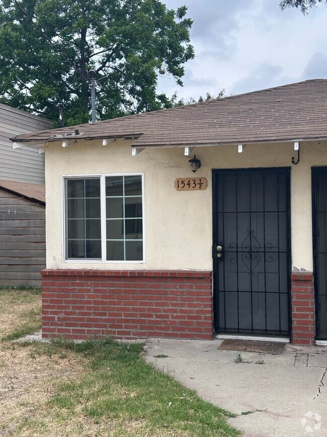 Front of the Apartment - 1543 Nicola Ave Rental