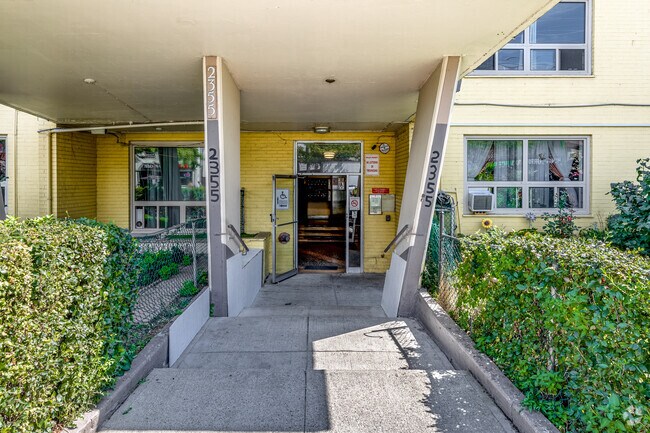 Entrance - 2355 Lake Shore Blvd W