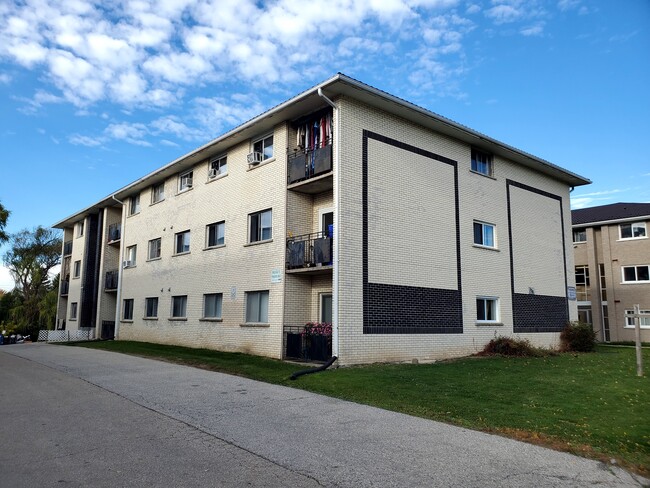 Building Photo - 170 Chandler Dr