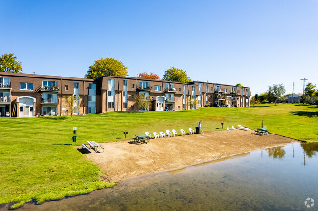 Building Photo - Greens Lake Apartments