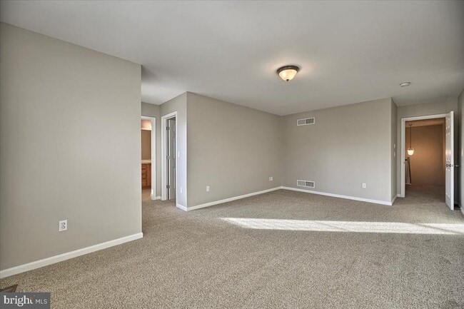 Photo - 2086 Deer Run Dr