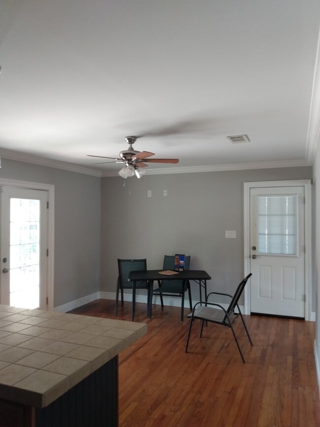 Photo - 2121 Lansing Dr