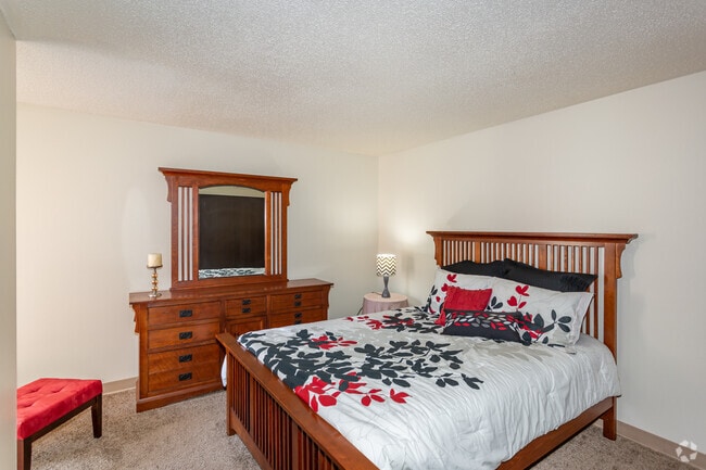 2HAB, 1BA - 750 ft² - Paddock Village Apartments