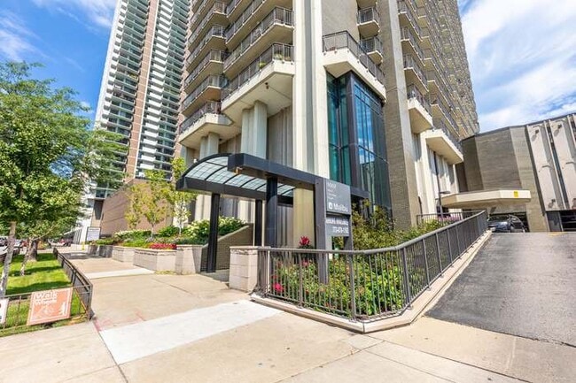 Building Photo - 6007 N Sheridan Rd Unit 38G
